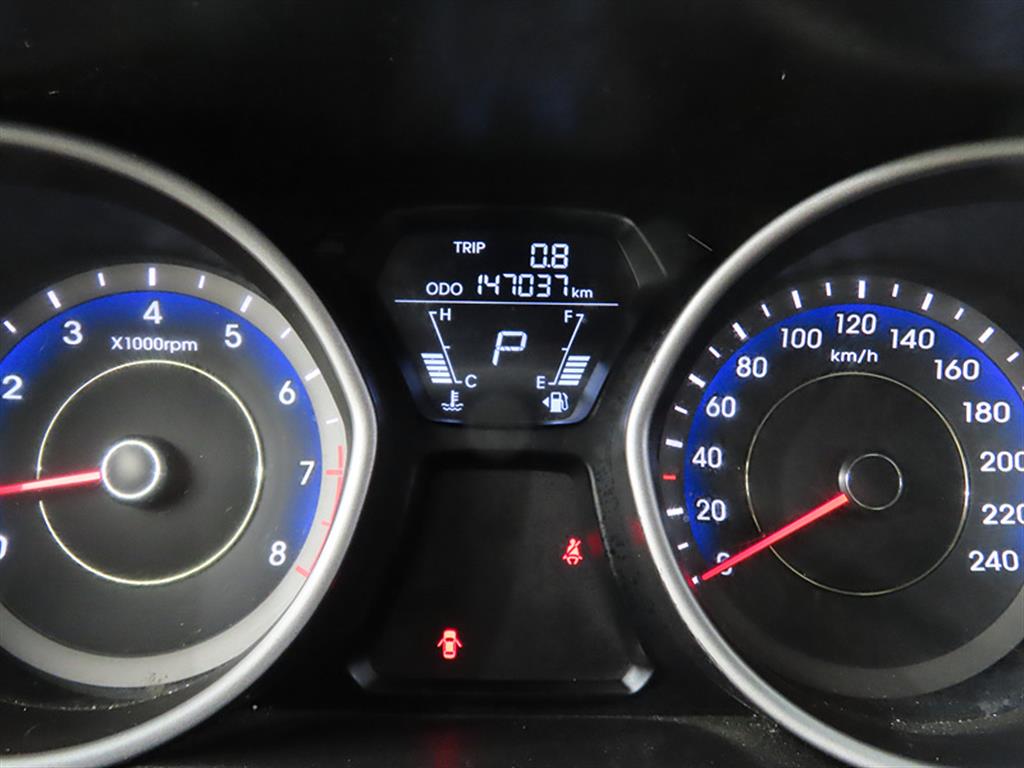 HYUNDAI Avante - Vista 9