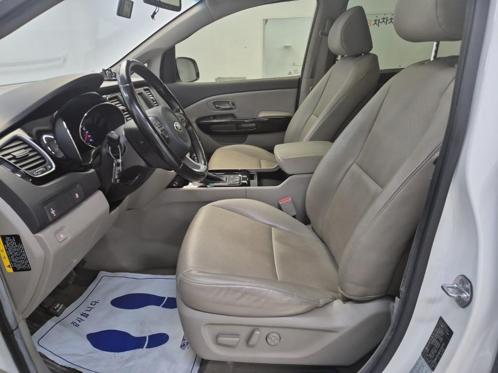 KIA Carnival - Vista 11