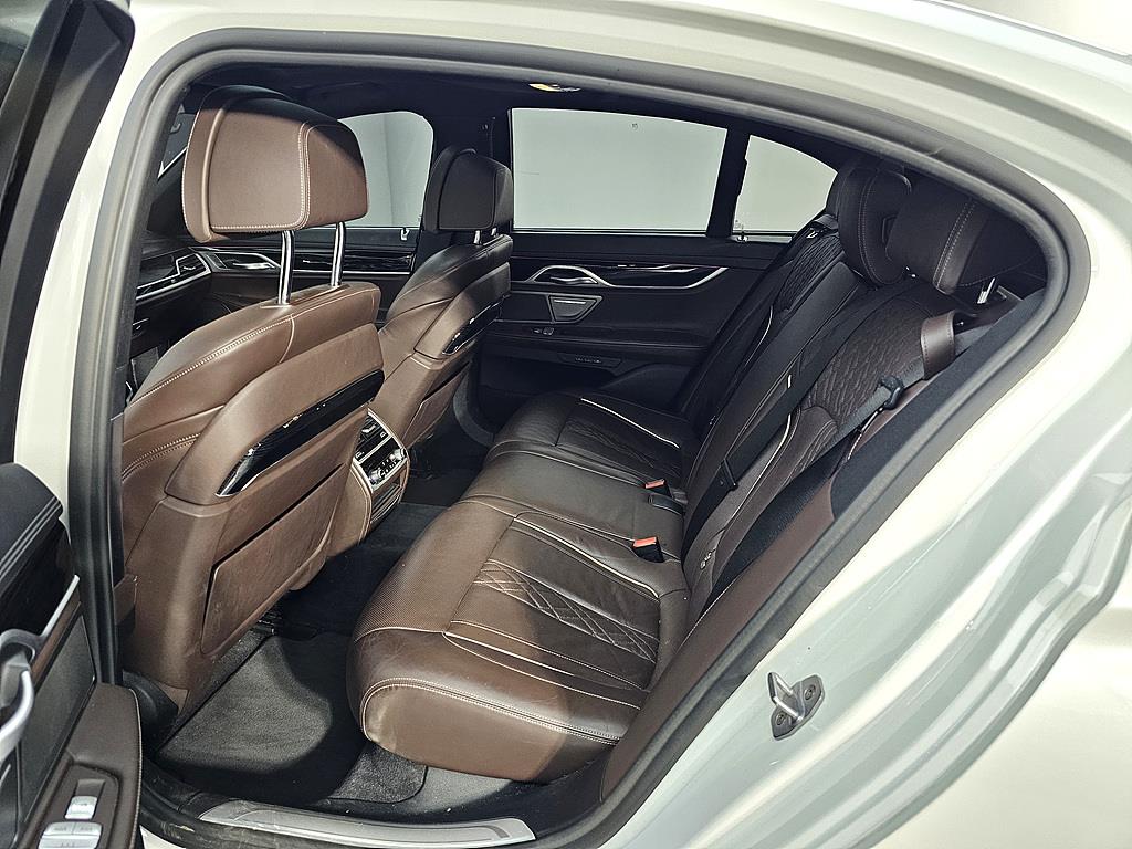 BMW 7 Series - Vista 8