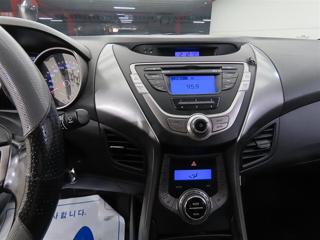 HYUNDAI Avante - Vista 10