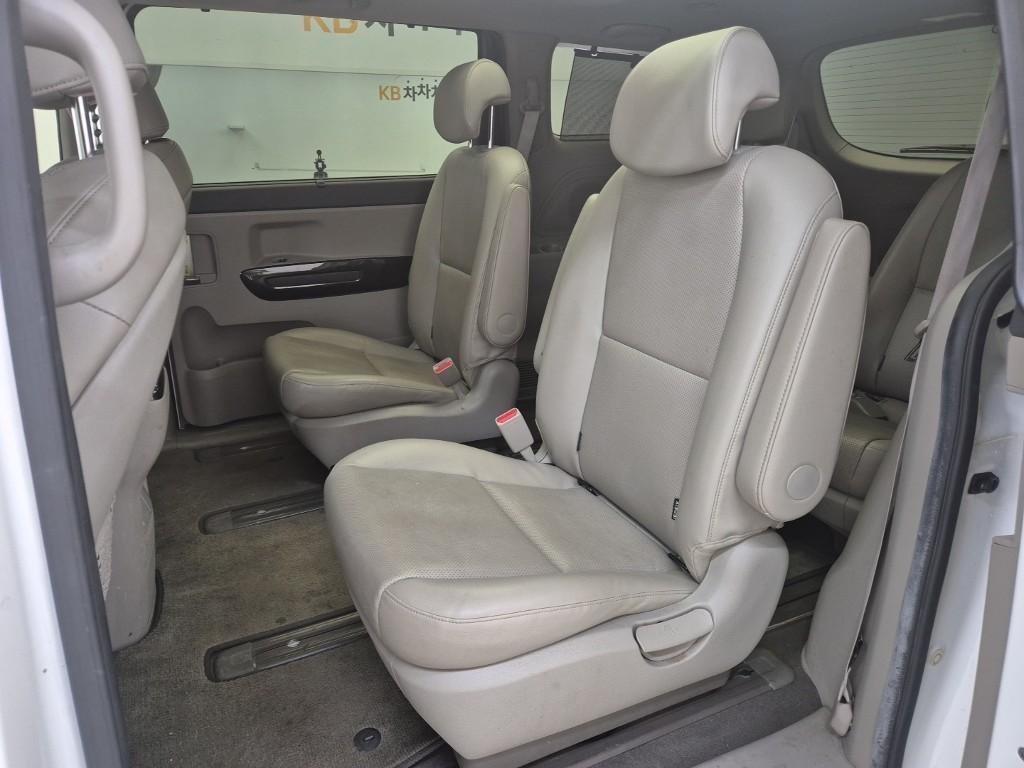 KIA Carnival - Vista 12