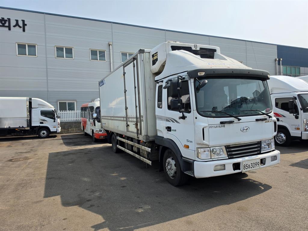 medium and large cargo truck - Vista 2