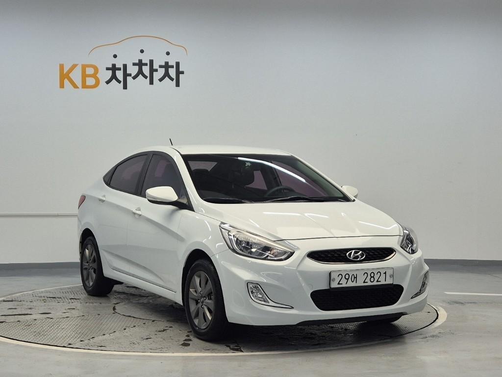 HYUNDAI Accent - Vista 4