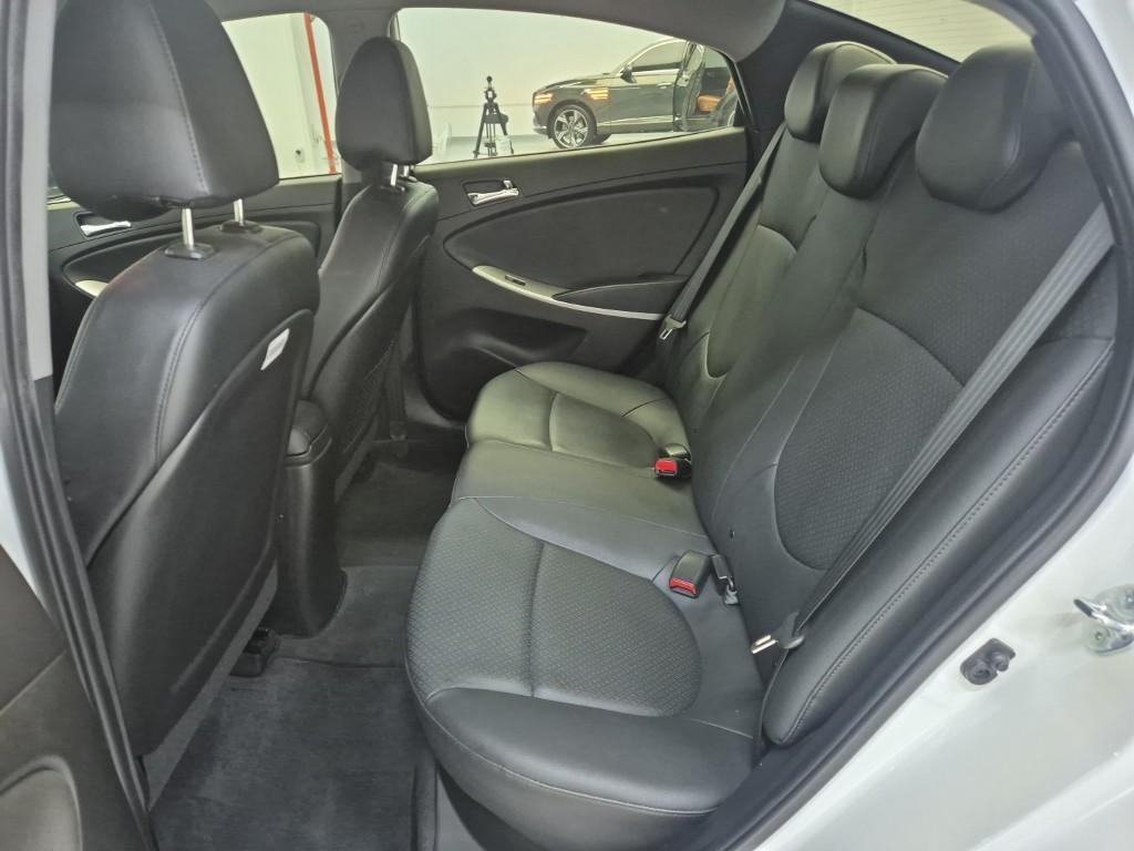 HYUNDAI Accent - Vista 12
