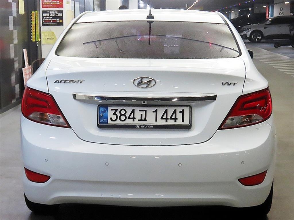 HYUNDAI Accent - Vista 5