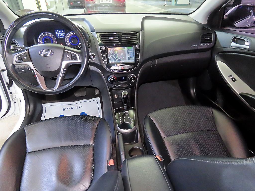 HYUNDAI Accent - Vista 10