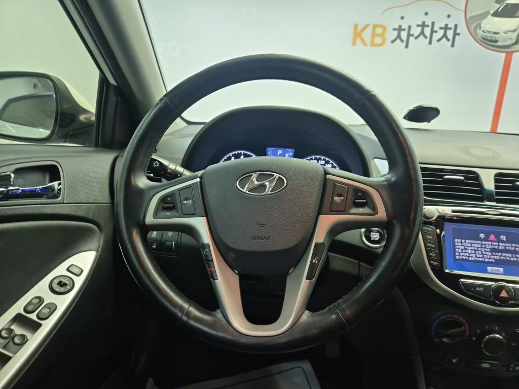 HYUNDAI Accent - Vista 9