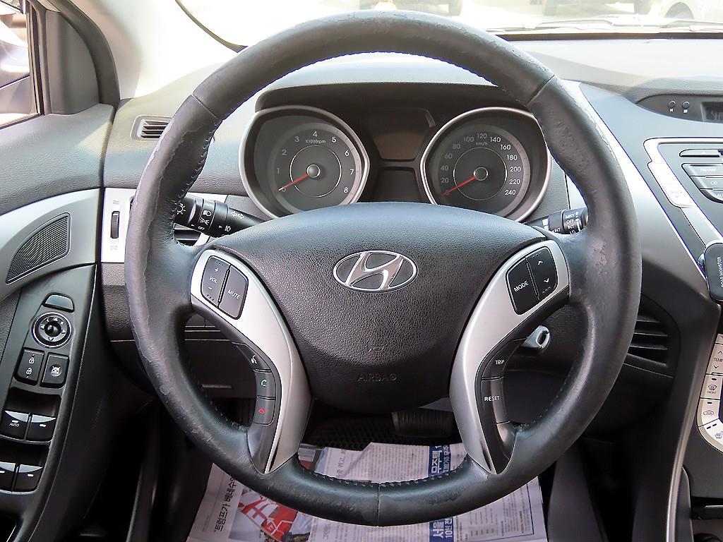 HYUNDAI Avante - Vista 7