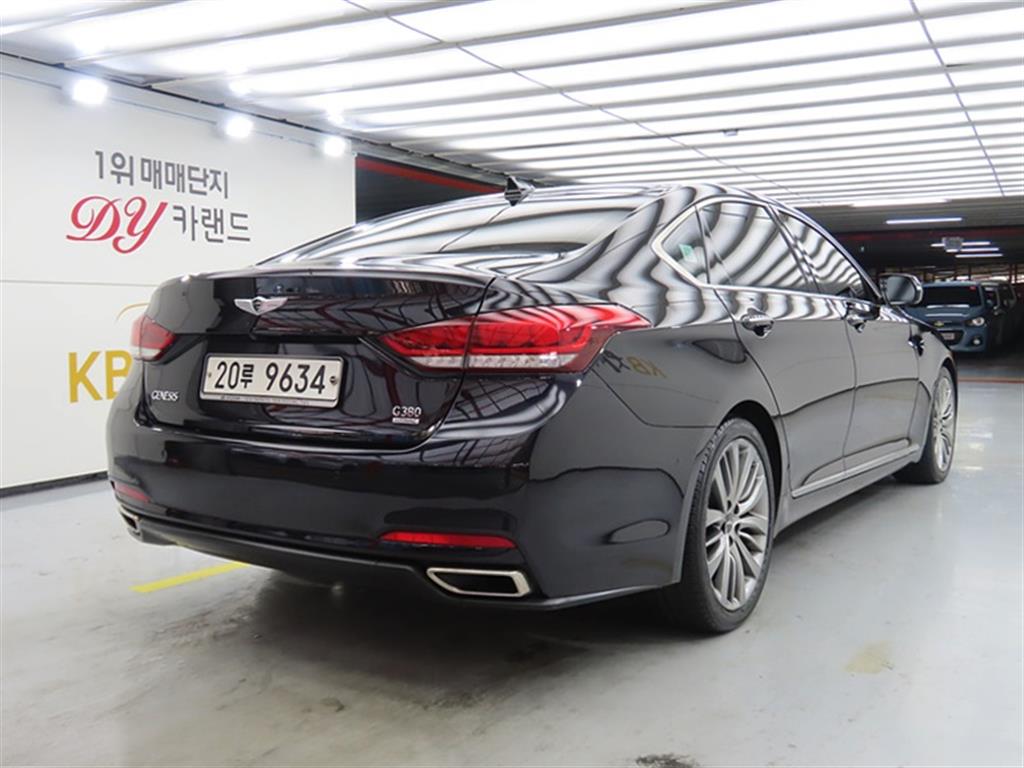 HYUNDAI Genesis - Vista 4