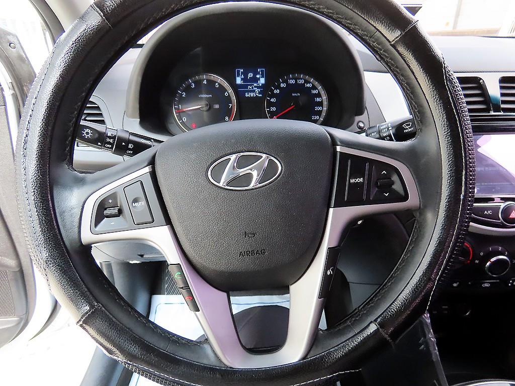 HYUNDAI Accent - Vista 8