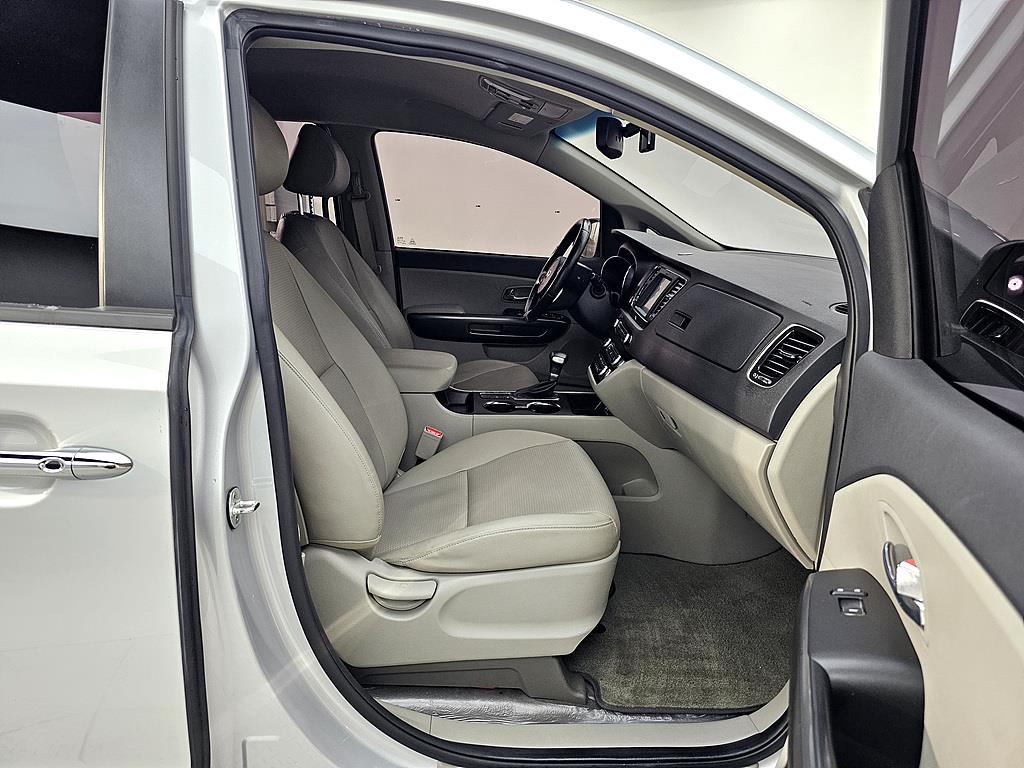 KIA Carnival - Vista 11