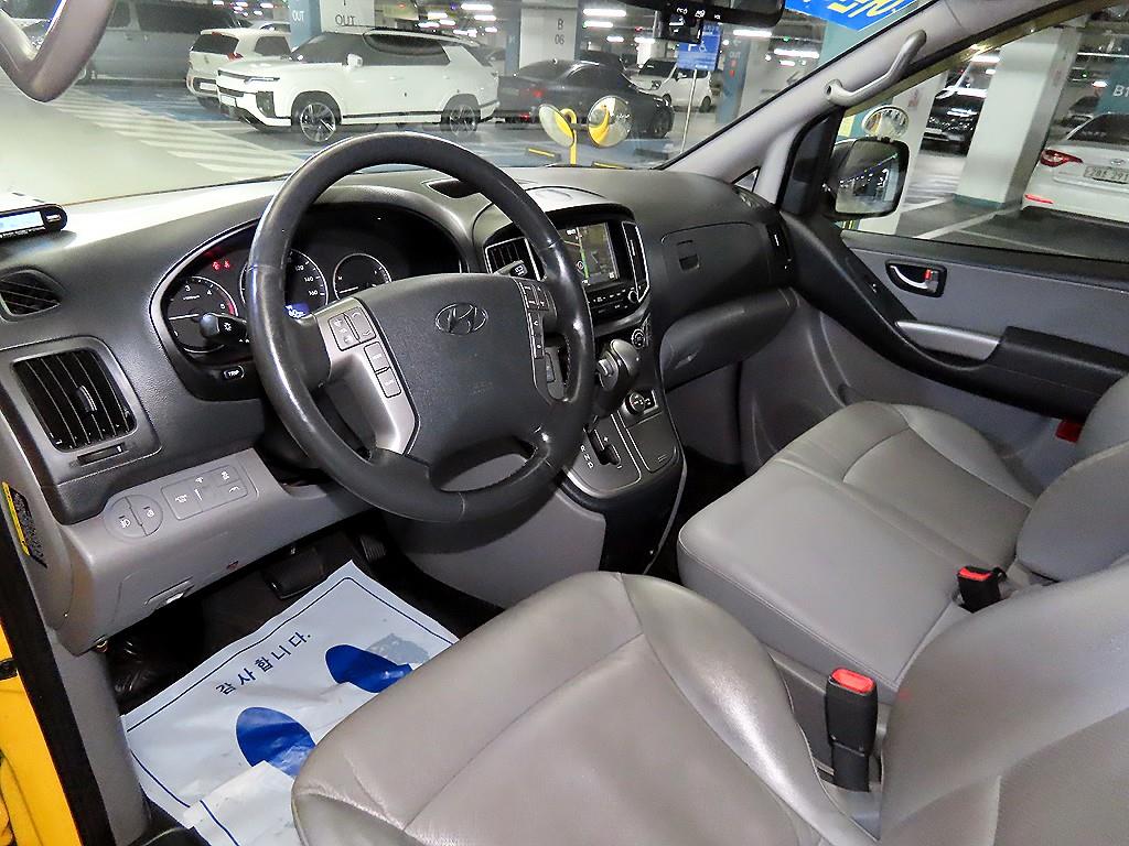 HYUNDAI Starex - Vista 10