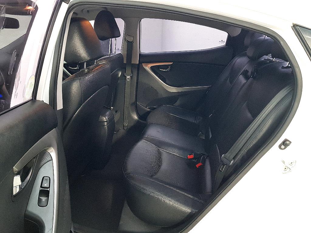 HYUNDAI Avante - Vista 9