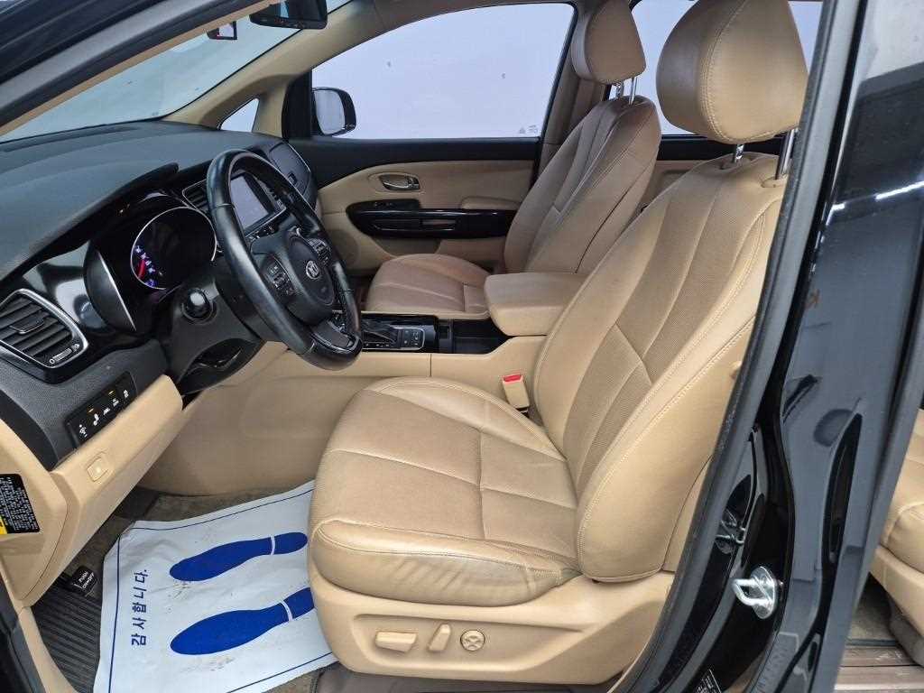 KIA Carnival - Vista 11