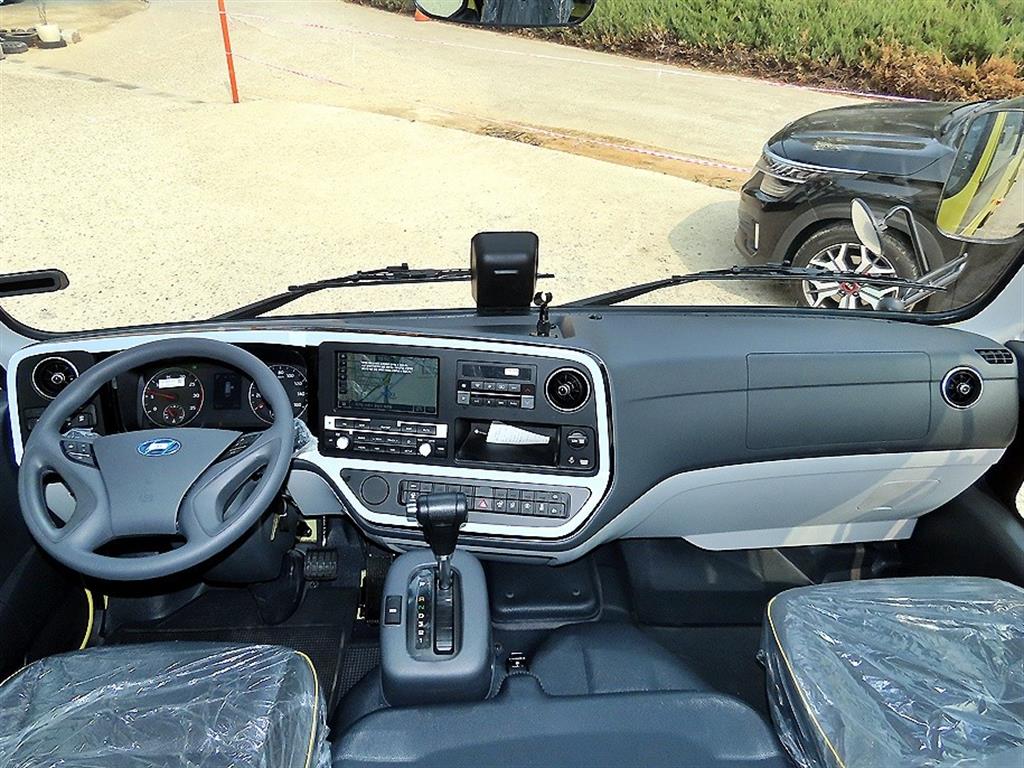 medium and large bus Hyundai bus - Vista 10