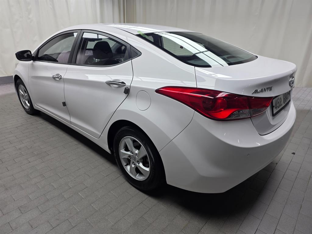 HYUNDAI Avante - Vista 8