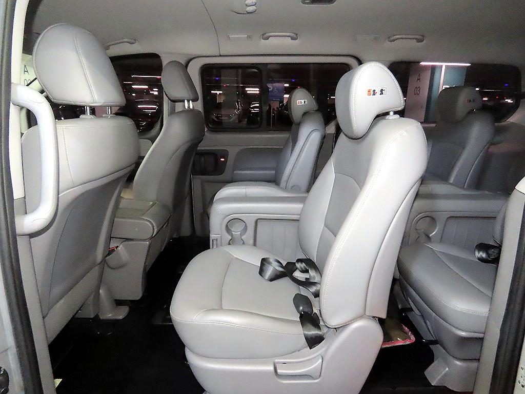 HYUNDAI Starex - Vista 7