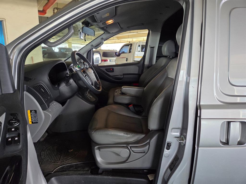 HYUNDAI Starex - Vista 6