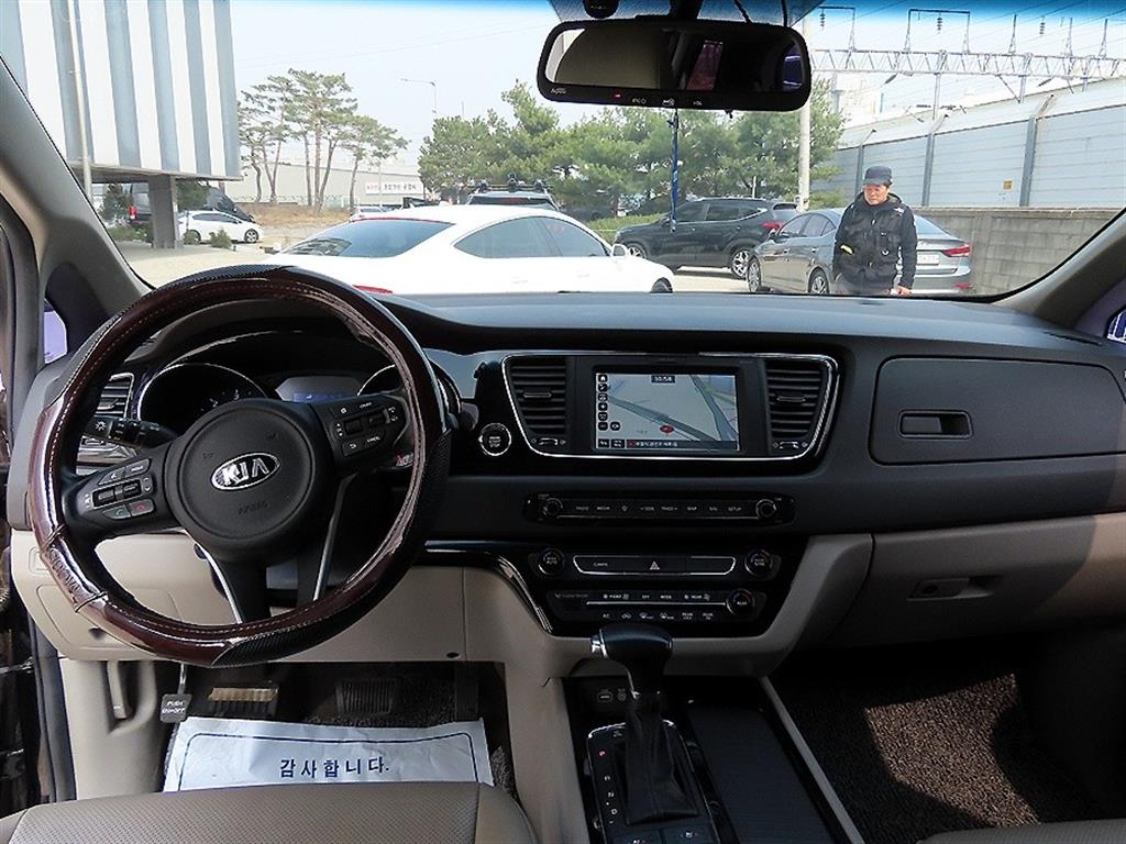 KIA Carnival - Vista 8