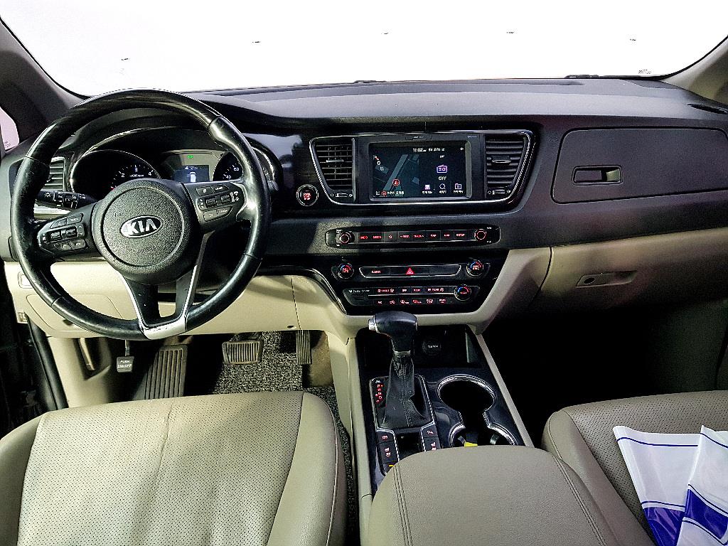 KIA Carnival - Vista 5