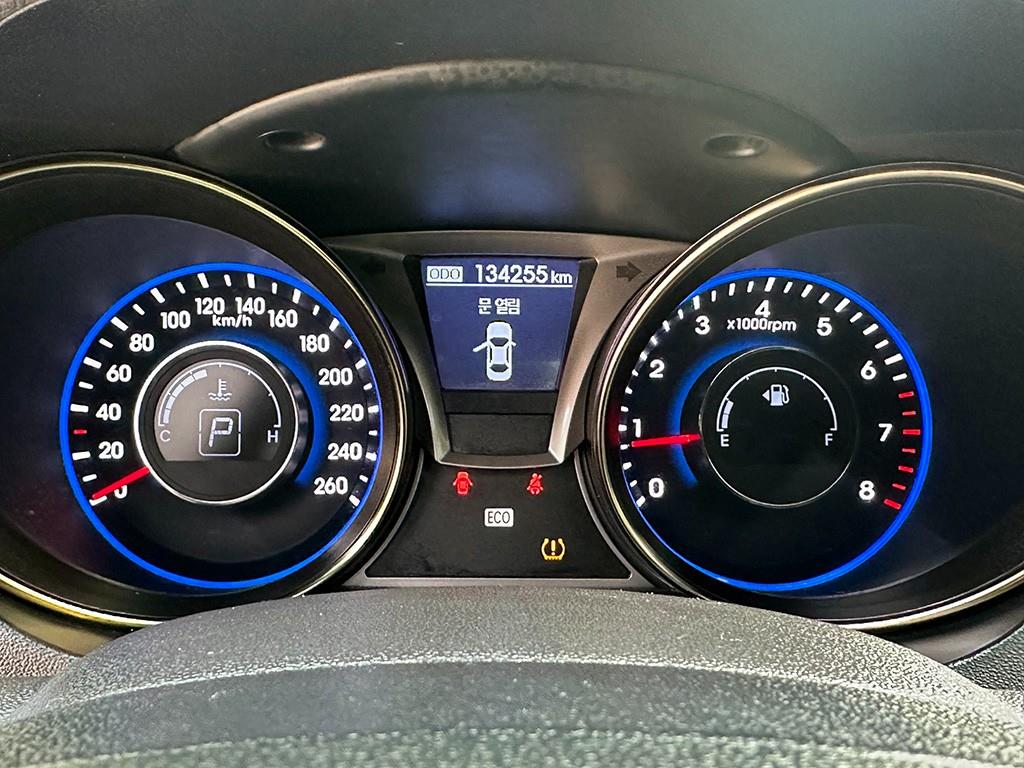 HYUNDAI Genesis - Vista 8