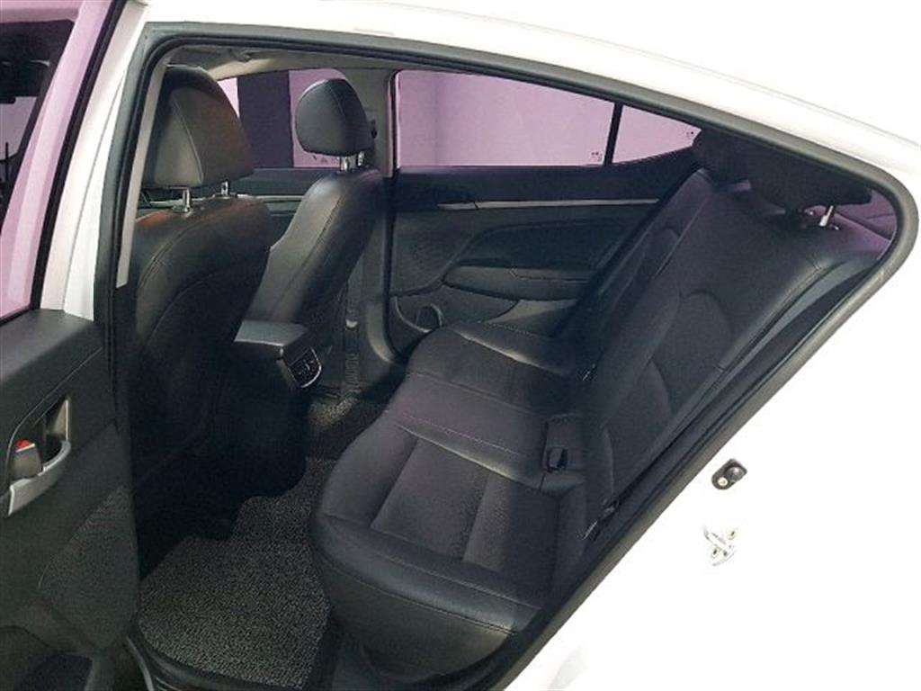 HYUNDAI Avante - Vista 9