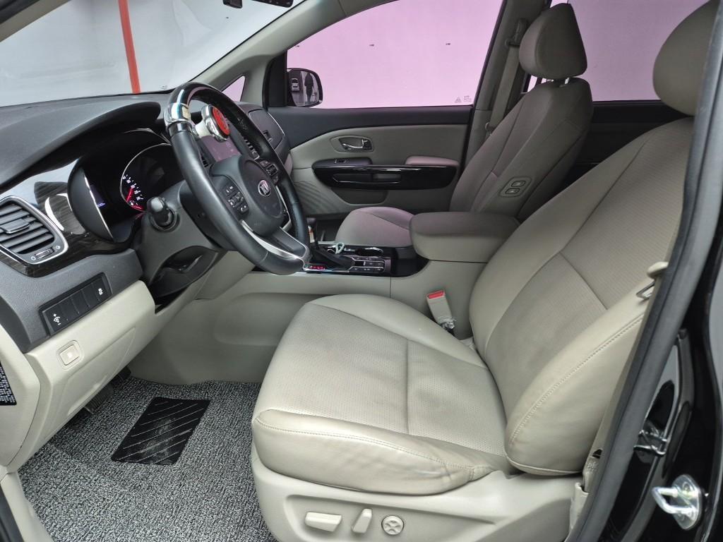 KIA Carnival - Vista 11