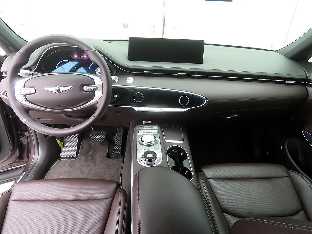 Genesis GV70 - Vista 9