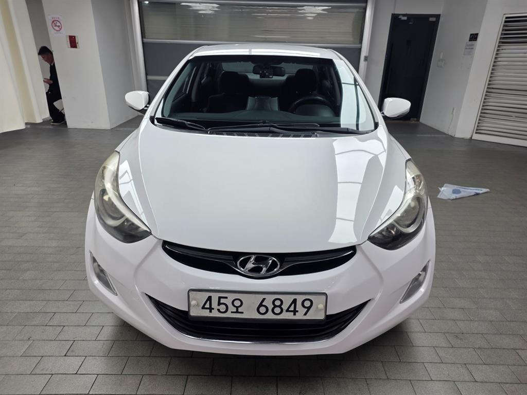 HYUNDAI Avante - Vista 5