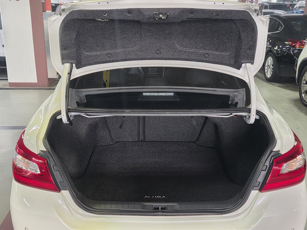 Nissan Altima - Vista 6