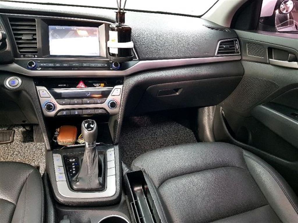 HYUNDAI Avante - Vista 10