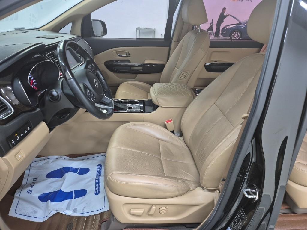 KIA Carnival - Vista 11
