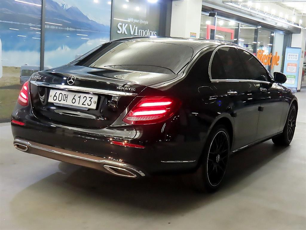 Mercedes Benz E class - Vista 4