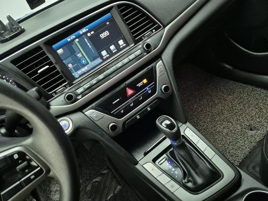 HYUNDAI Avante - Vista 10