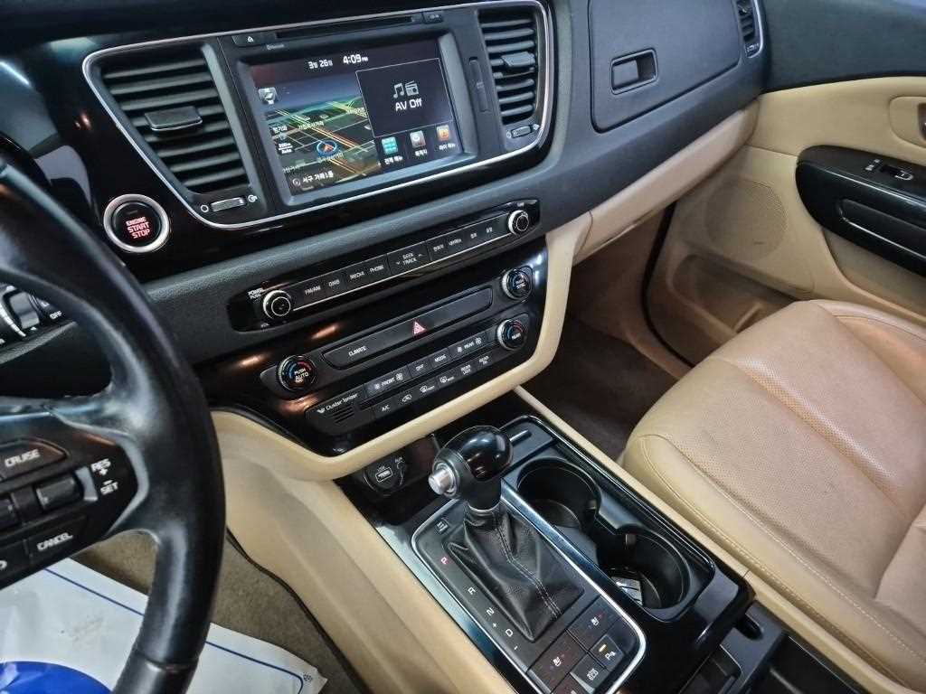 KIA Carnival - Vista 10