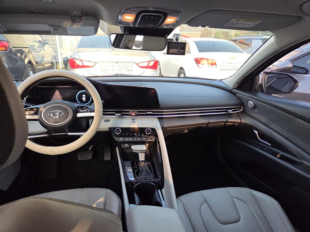 HYUNDAI Avante - Vista 10