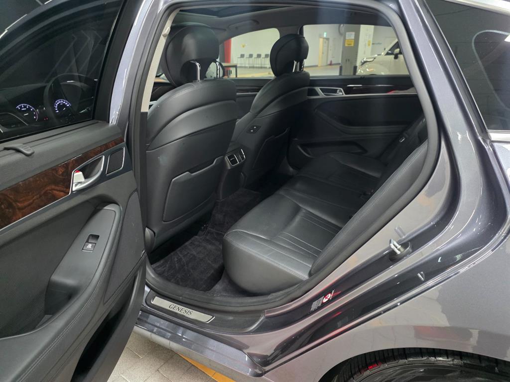 HYUNDAI Genesis - Vista 8