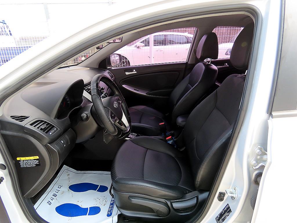 HYUNDAI Accent - Vista 5