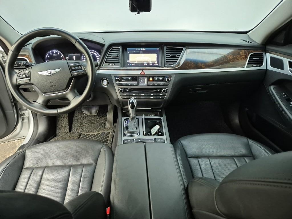 HYUNDAI Genesis - Vista 5