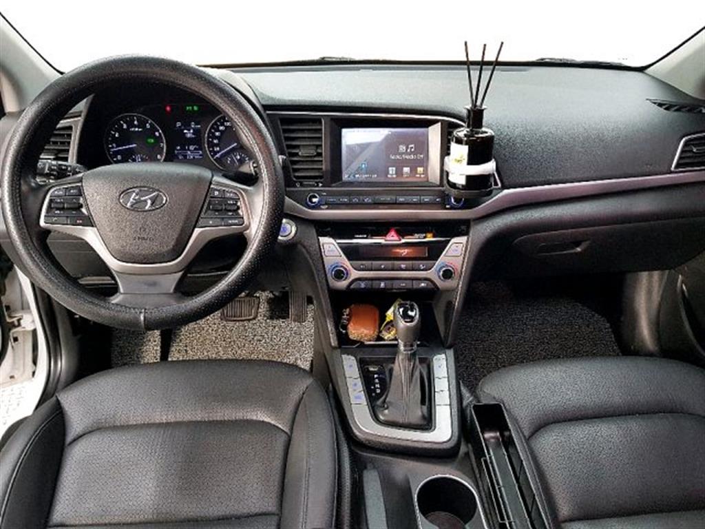 HYUNDAI Avante - Vista 5