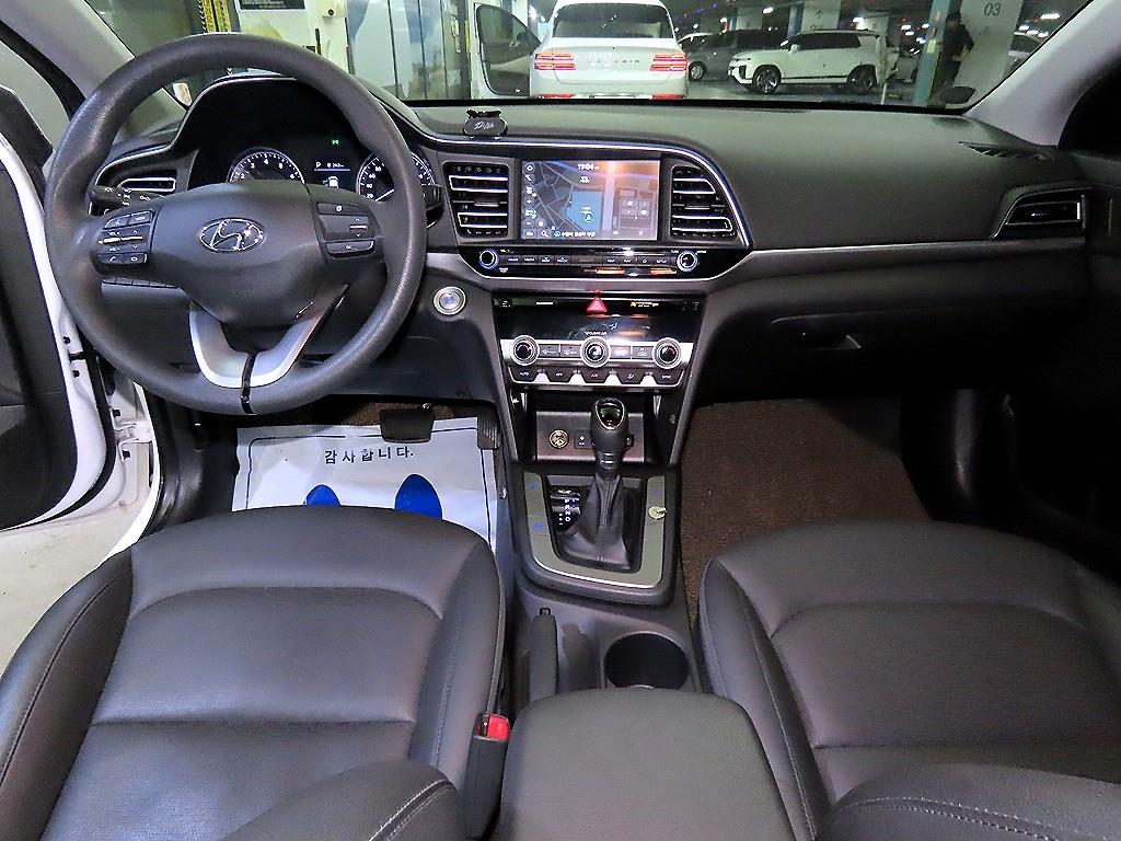 HYUNDAI Avante - Vista 10