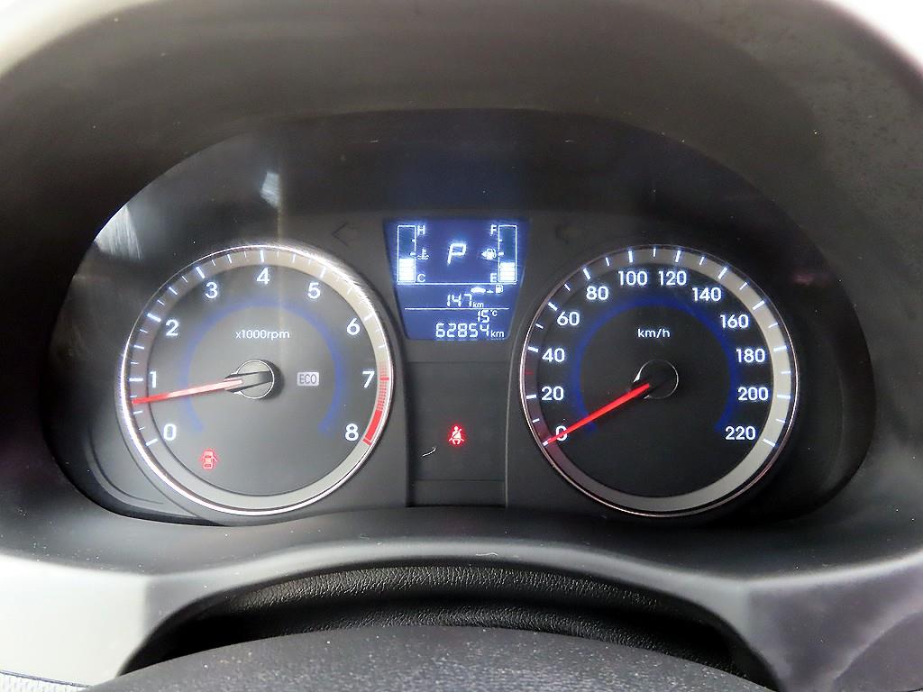 HYUNDAI Accent - Vista 9