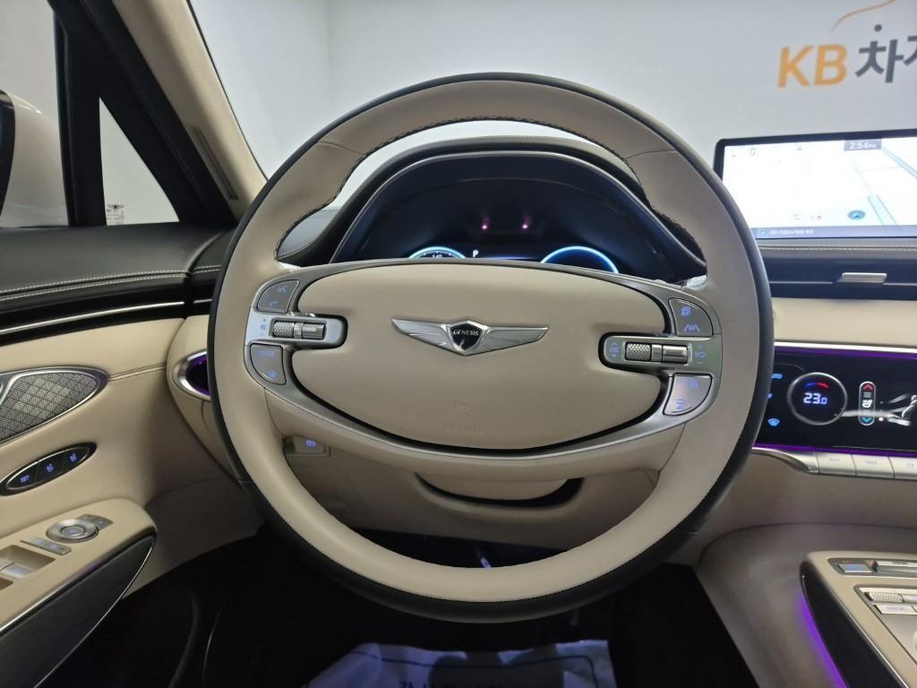 Genesis GV70 - Vista 8