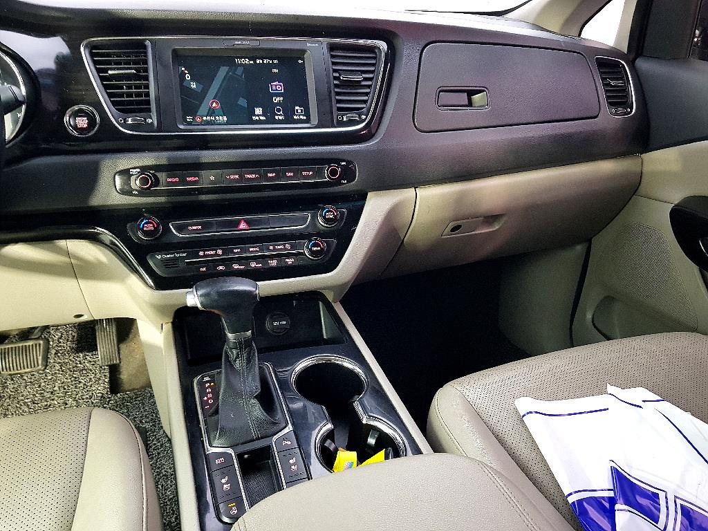 KIA Carnival - Vista 10