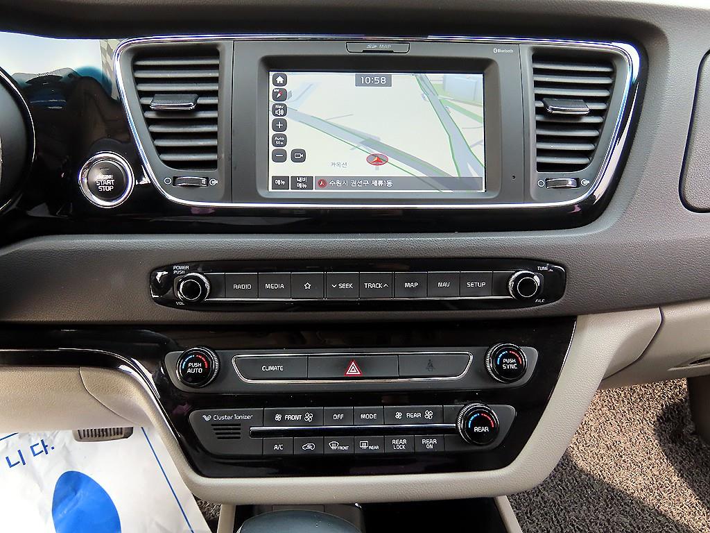 KIA Carnival - Vista 12