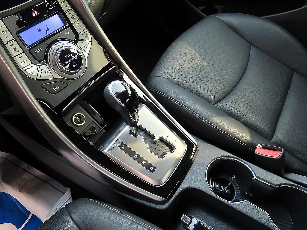 HYUNDAI Avante - Vista 10