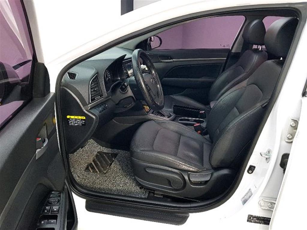 HYUNDAI Avante - Vista 8