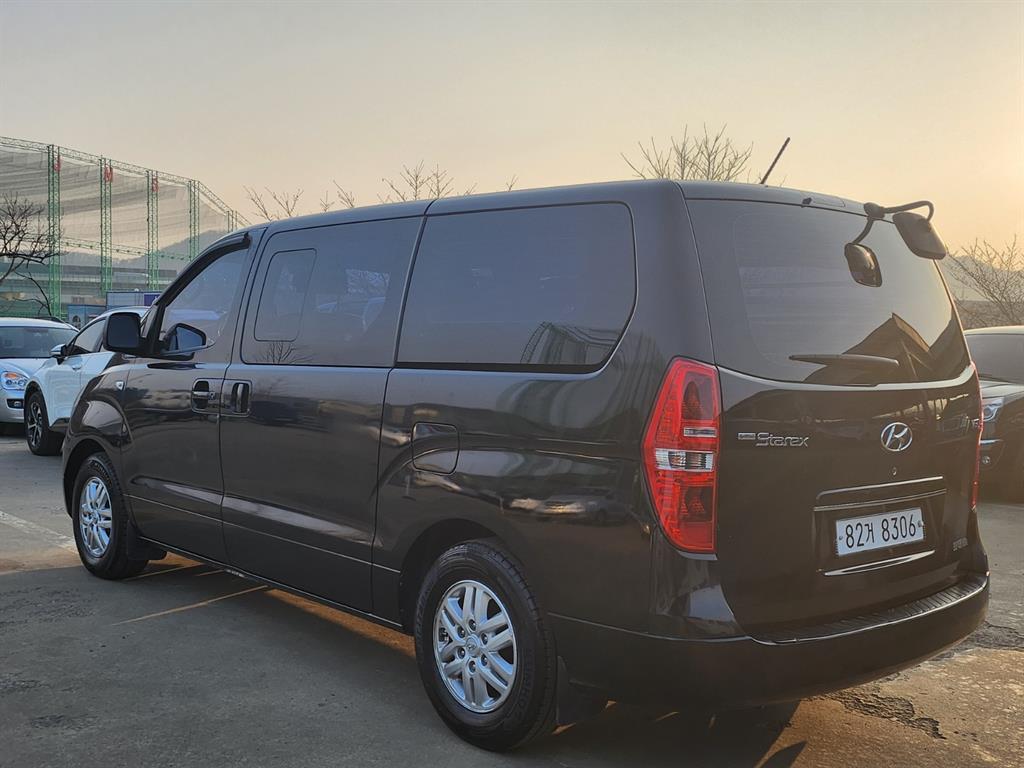 HYUNDAI Starex - Vista 4
