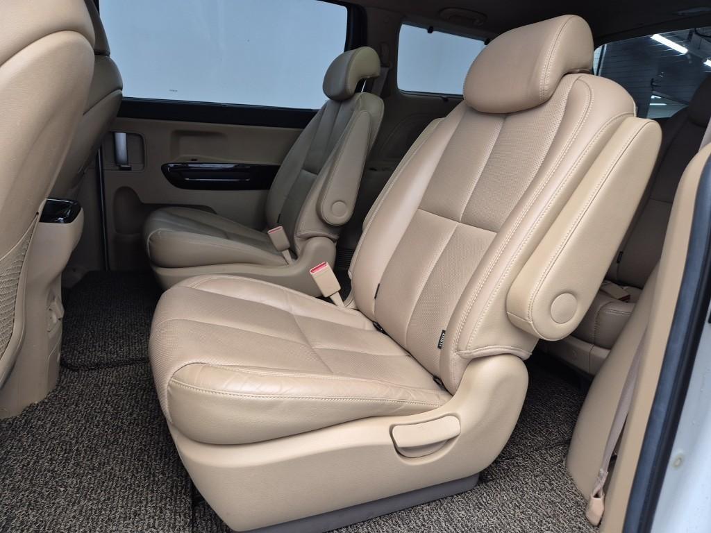 KIA Carnival - Vista 12