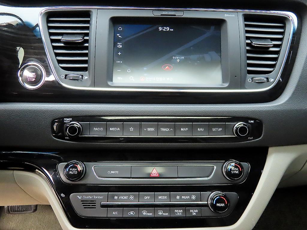 KIA Carnival - Vista 12